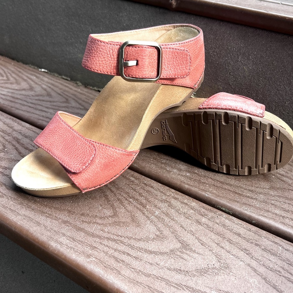 Dansko Tanya Women’s Coral Leather Strappy Buckle Tanya Wedge Slide Sandals 38